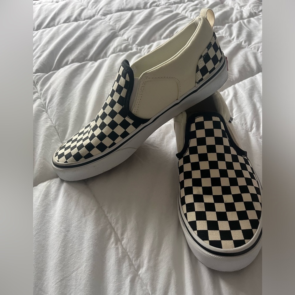 Vans Black & White checkered slip ons - Mens/Big Kids size 7 - Women’s size 8.5